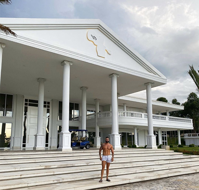 Bem-humorado, Gusttavo Lima brinca com semelhança entre sua mansão e o Capitólio dos Estados Unidos: <I>Fiquei sabendo que invadiram minha casa</I>