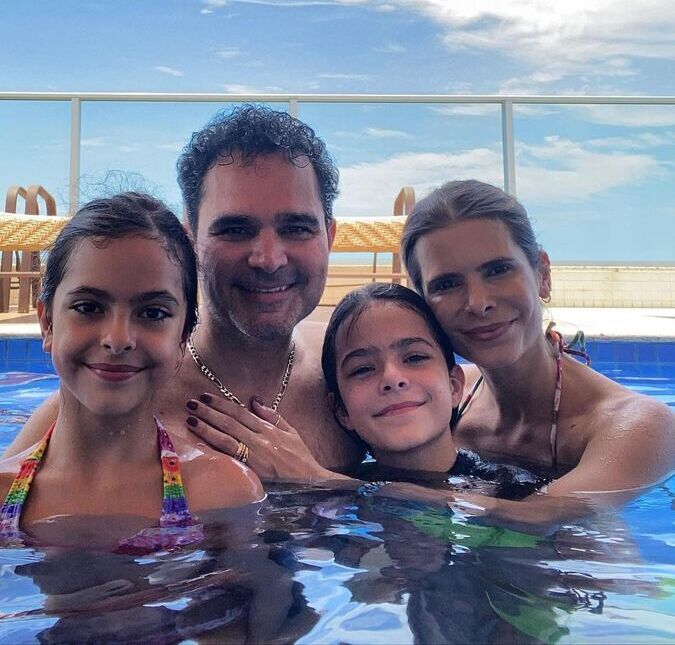 Luciano Camargo se diverte com a reação das filhas ao tirar a barba, confira!