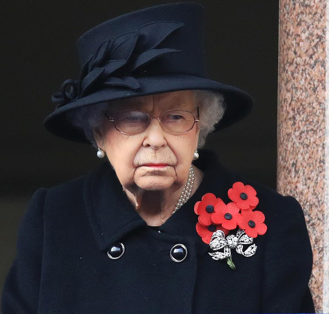 Ex-funcionário da Rainha Elizabeth é condenado a oito meses de prisão após furtar itens do Palácio de Buckingham