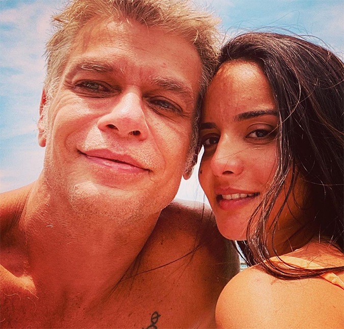 Grávida, esposa de Fábio Assunção aparece em <I>selfie</I> coladinha com o ator: <I>Meu</I>