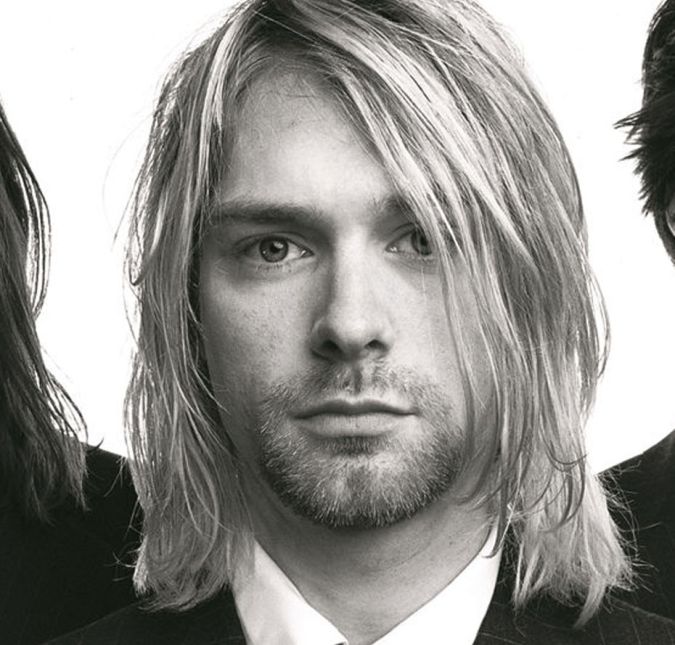 Kurt Cobain, vocalista do Nirvana, uma das bandas de rock alternativo mais famosas do mundo, foi encontrado morto no dia 8 de abril de 1994, aos 27 anos de idade. A princípio, tudo indicava que a morte aconteceu pelo menos três dias antes do corpo ser encontrado, por meio de um suicídio. Depois, uma carta de despedida escrita por Cobain foi encontrada, além de uma arma próxima a seu corpo, o que confirmou que o músico tirou mesmo a própria vida. Kurt Cobain, vocalista do Nirvana, uma das bandas de rock alternativo mais famosas do mundo, foi encontrado morto no dia 8 de abril de 1994, aos 27 anos de idade. A princípio, tudo indicava que a morte aconteceu pelo menos três dias antes do corpo ser encontrado, por meio de um suicídio. Depois, uma carta de despedida escrita por Cobain foi encontrada, além de uma arma próxima a seu corpo, o que confirmou que o músico tirou mesmo a própria vida.