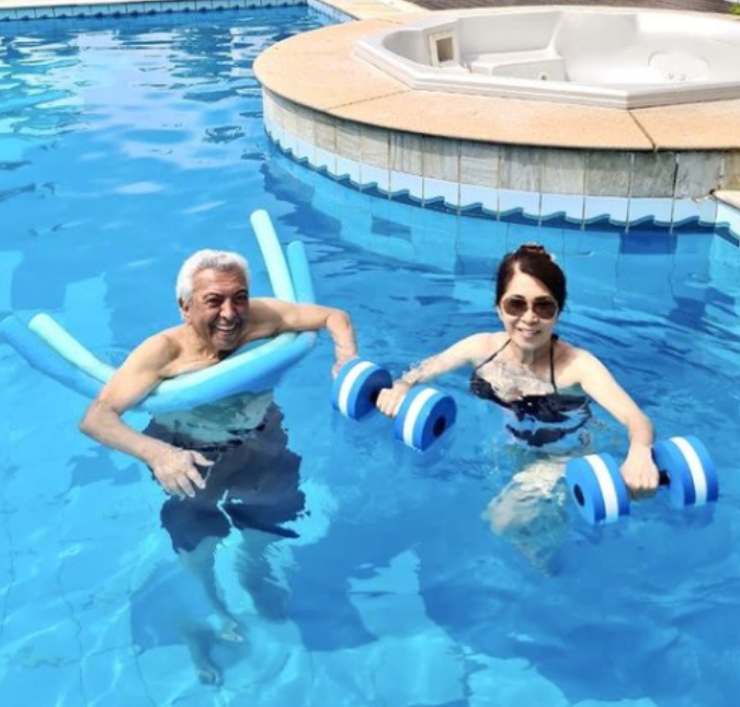 Que fofo! Maurício de Sousa aparece relaxando dentro da piscina com a esposa