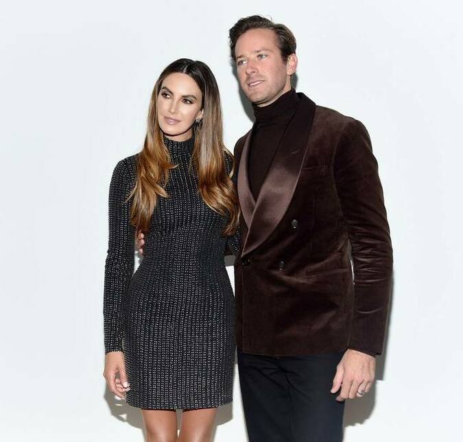 Ex-mulher de Armie Hammer fica enojada com rumores de que o ator tem fantasias com estupro, sadomasoquismo e canibalismo, diz <i>site</i>