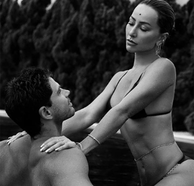 E quando a apresentadora compartilhou alguns cliques de um ensaio na piscina, eles acabaram agitando os fãs. Isso porque o casal fez a temperatura subir por causa dos cliques sensuais. A apresentadora e o ator posaram juntos enquanto curtiam um momento a dois. No post, ela escreveu: A legenda é com vocês.