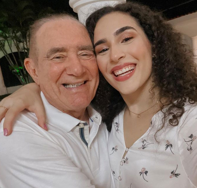 Renato Aragão recebe homenagem da filha, Lívian, em seu aniversário de 86 anos de idade