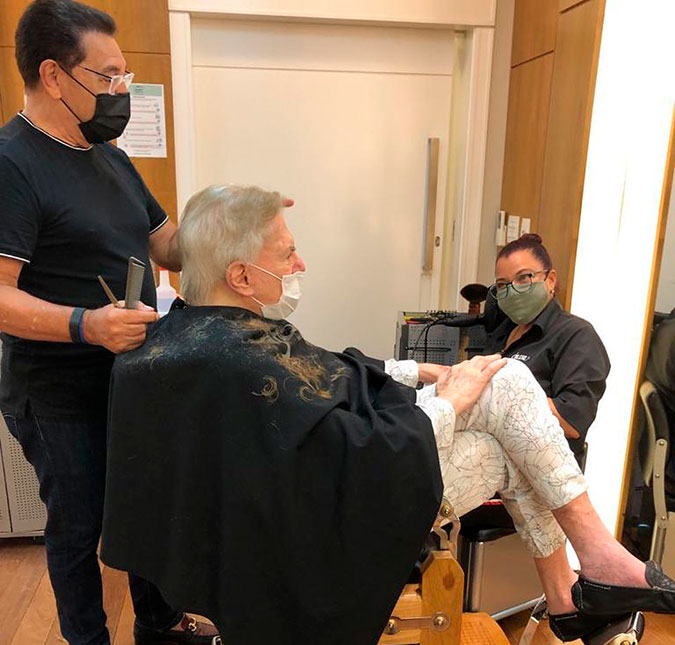 Silvio Santos dá adeus aos fios brancos e repagina o visual em visita ao Jassa; veja
