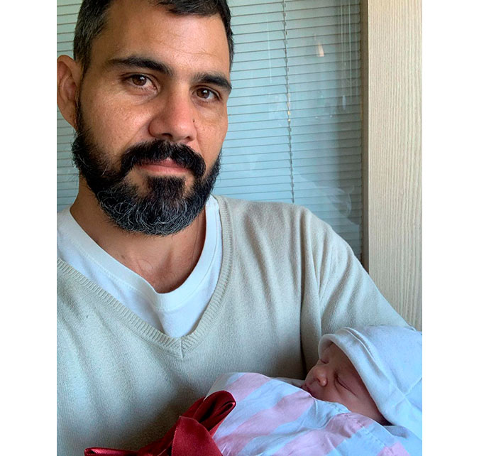Juliano Cazarré anuncia o nascimento da filha