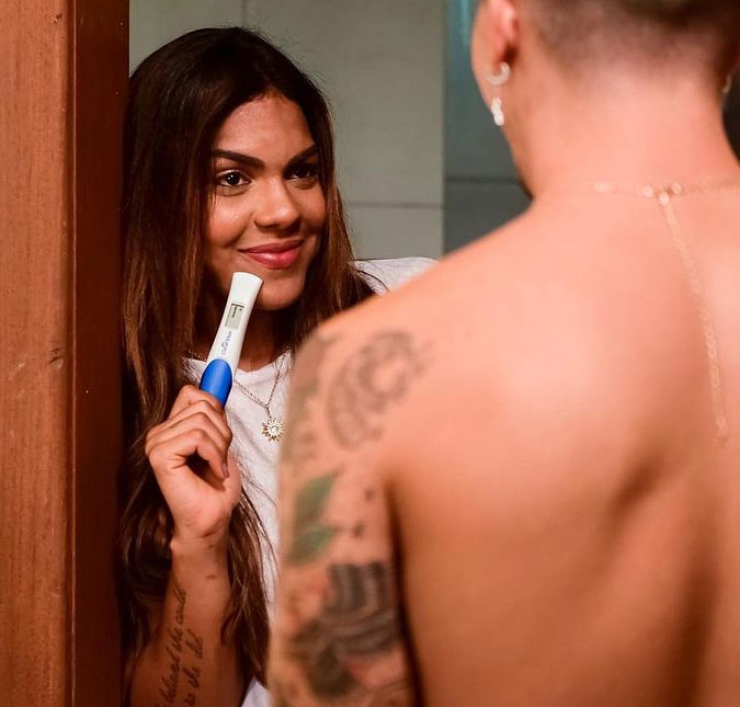 Bebê a caminho? Biel e Tays Reis aparecem em foto enigmática segurando um teste de gravidez