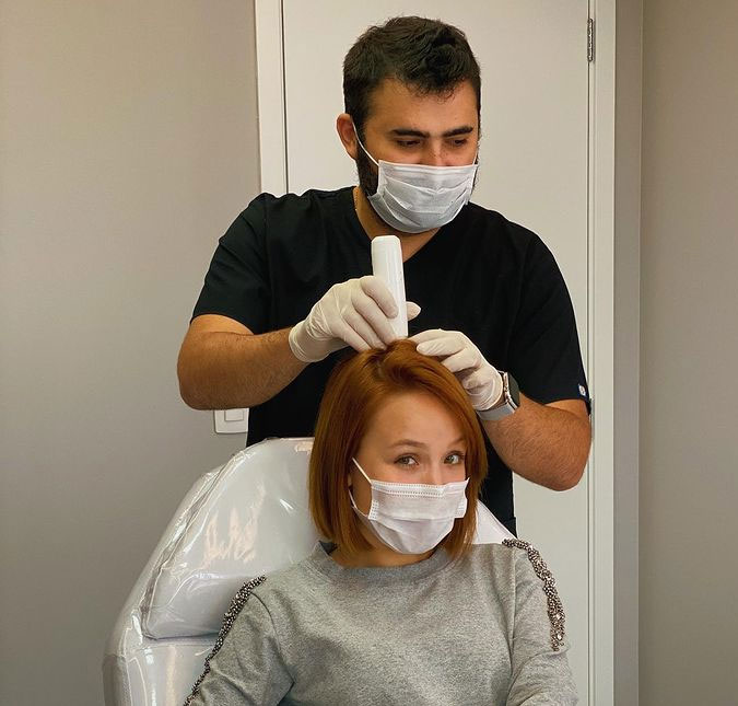 Larissa Manoela faz transplante capilar para corrigir cicatriz causada por acidente