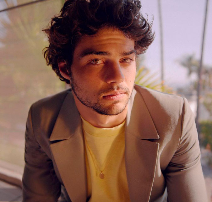 Noah Centineo passa por cirurgia e mostra recuperação nas redes sociais