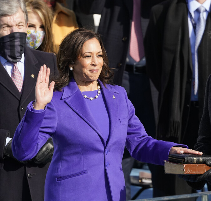 Kamala Harris escolhe a cor roxa e colar de pérolas em cerimônia de posse; saiba detalhes do <i>look</i> da vice-presidente!