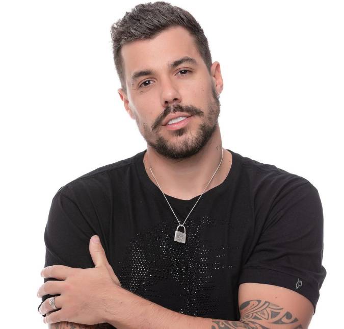 Após fim do noivado, Lipe Ribeiro curte <i>post</i> com indireta: <i>Que seja sem joguinhos, sem vingança, sem retaliações</i>