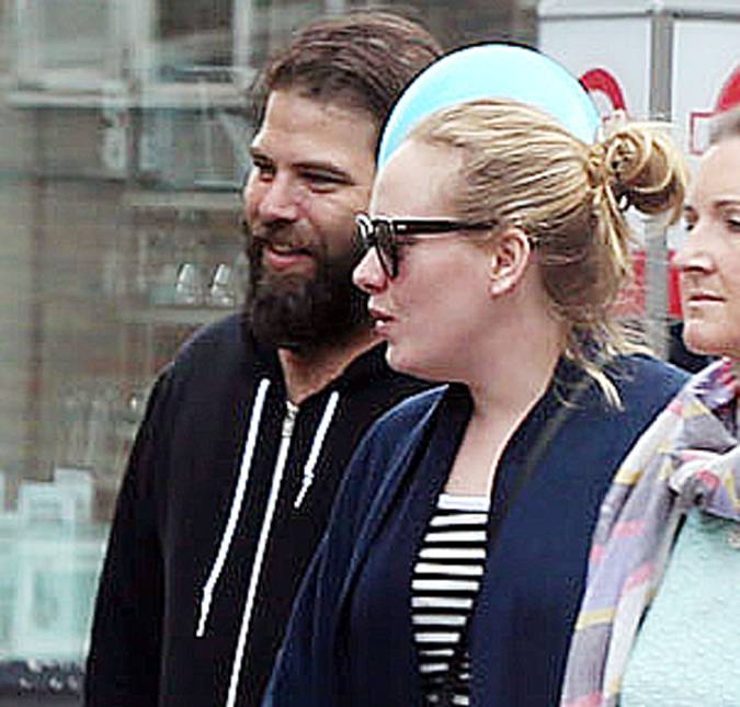 Adele e Simon Konecki chegam a acordo sobre o divórcio quase dois anos após a separação