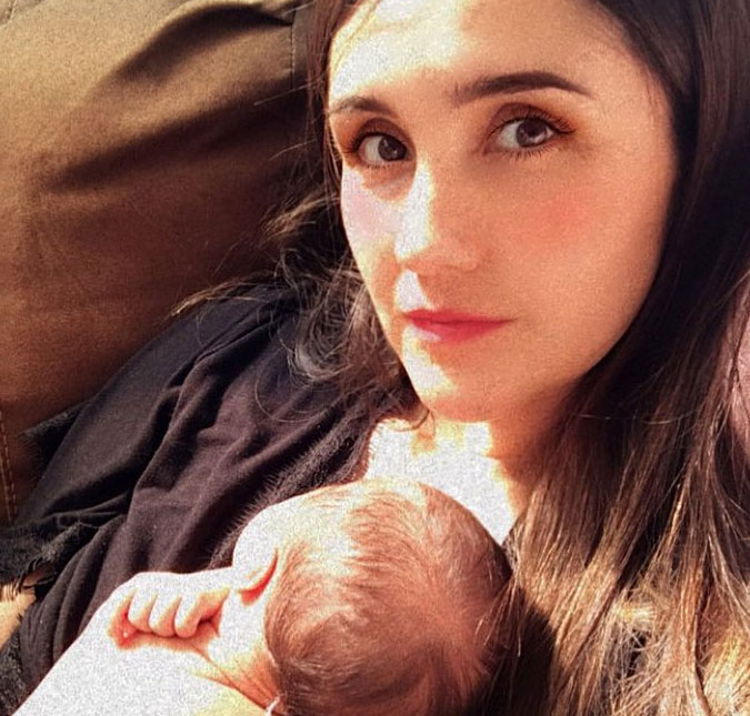 Após declarações de Maite Perroni, Dulce María posa ao lado da filha e dispara em suposta indireta: <i>Sua vida não tem preço</i>
