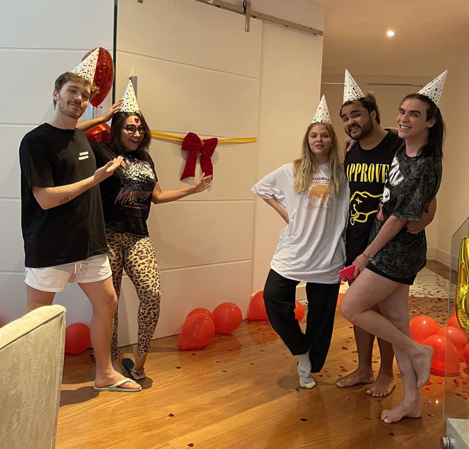 Depois de viralizaram com vídeo hilário, amigos de Luísa Sonza presenteiam cantora com nova porta