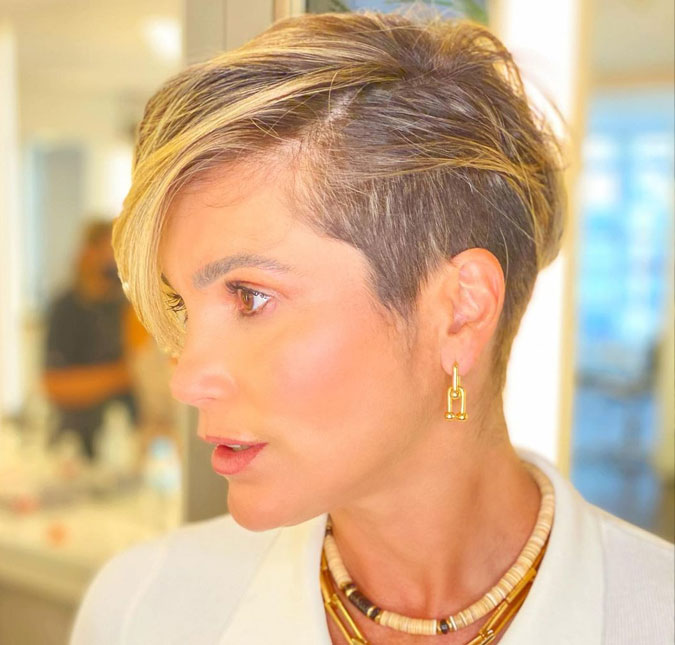 Flávia Alessandra radicaliza no visual e aparece com os cabelos ainda mais curtos: <I>Tomei coragem e me libertei</i>