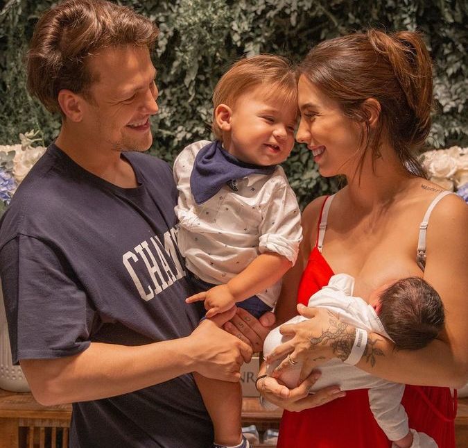 Gabi Brandt e Saulo Poncio posam para primeira foto em família após chegada de Henri