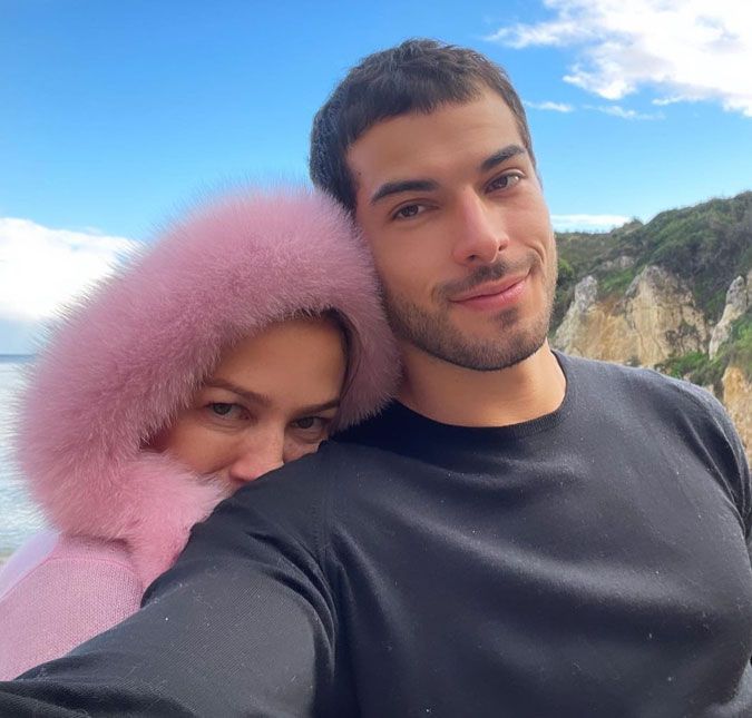 Luana Piovani sempre esteve envolvida em polêmicas e já foi considerada por muitos uma das mais belas da televisão. Por esse motivo, a apresentadora já arrasou muitos corações pelo Brasil - e também pelo mundo! Agora, por exemplo, ela está namorando Lucas Bitencourt, e fez o maior mistério antes de revelar quem era seu novo amor. Depois de mostrar nas redes sociais que estava se relacionando com alguém novamente e de se declarar várias vezes para o amado sem revelar seu rosto ou nome, Piovani resolveu acabar com as dúvidas dos seguidores que certa vez duvidaram até mesmo se o tal relacionamento existia, o que deixou a atriz bastante irritada! Em publicação feita em seu Instagram, Luana, nascida no dia 29 de agosto de 1976, acabou com o mistério e postou não só uma, mas várias fotos com o namorado. Para o momento de revelar a identidade de seu amado, Piovani publicou um texto de autoria de Adriana Pereira, inspirado no casal. No final, ela se declarou e colocou as hashtags escritas #Pronto e #Acabou, dando fim na curiosidade dos fãs. Mas antes deles, muitos amores passaram pela vida da apresentadora. Confira, a seguir!