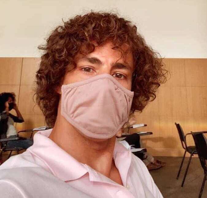 Cauã Reymond volta a exibir cachos e fãs relembram personagem Mau Mau, de <i>Malhação!</i>