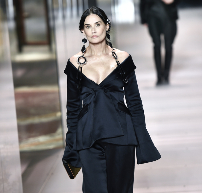 Demi Moore surpreende ao desfilar para <i>Fendi</i> na Semana de Moda de Paris