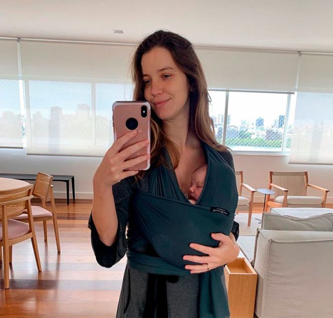 Olha só o rostinho de Eva! Nathalia Dill acabou com a curiosidade dos fãs e mostrou no Instagram uma foto em que a filha exibe o rostinho pela primeira vez. Quase completando um mês do nascimento da Eva. Quase um mês que sou mãe. Acho que essa foi a única foto meio descente que eu consegui tirar. Uma breve pausa entre mamadas, trocas de fraldas e o interminável ninar. Ps: Acho que tá na hora de trocar a capa do celular, escreveu ela na legenda da publicação. Fofo, né?