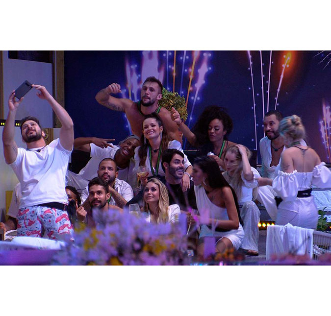 Em noite de festa no <i>BBB21</I>, Fiuk diz que não irá se envolver com ninguém e Kerline e Lucas discutem; veja o que rolou