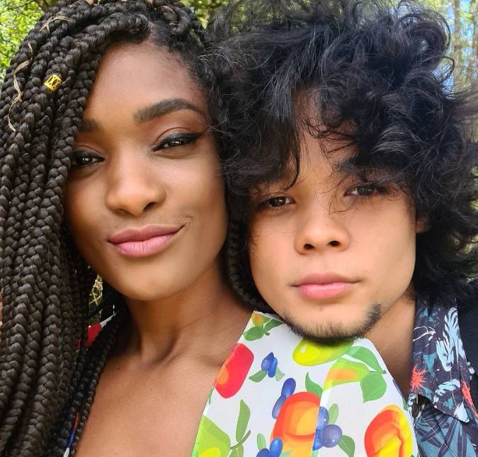 Erika Januza fala sobre namorar filho de Carol Nakamura: <i>- Eu logo disse: sua mãe vai ficar com raiva de mim</i>
