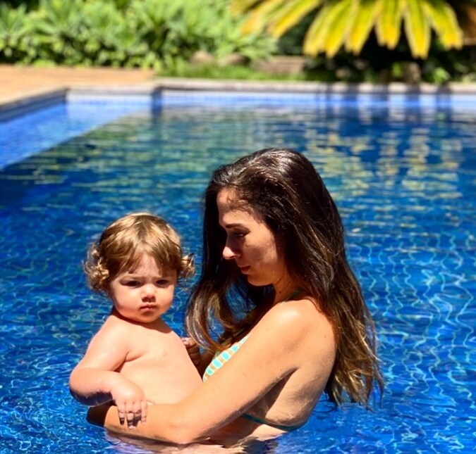 Tatá Werneck brinca com Clara Maria na piscina e dispara: <i>Essa risada é o som mais importante da minha vida </i>