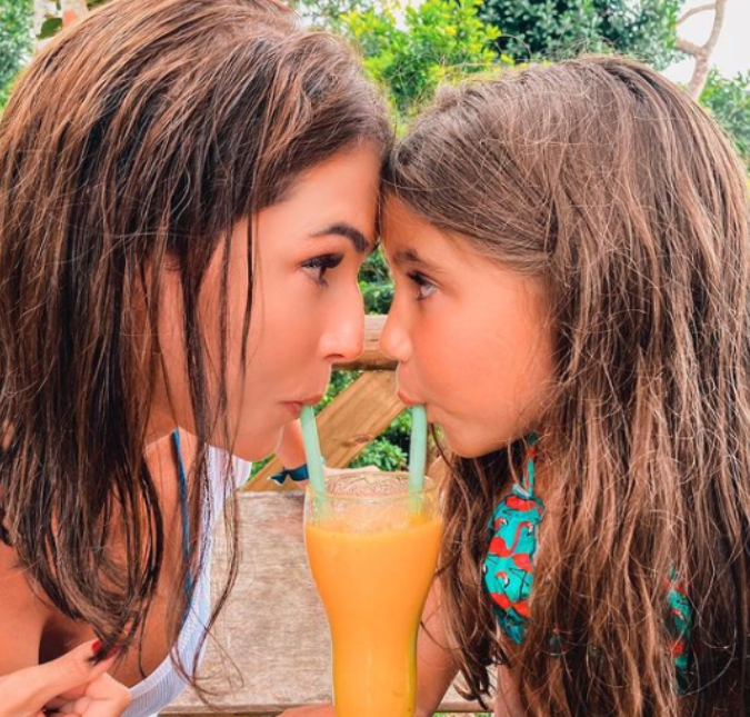 Deborah Secco compartilha momentos de férias ao lado da filha, Maria Flor: <I>Eu sou só dela!</i>