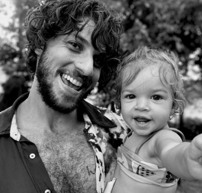 Chay Suede compartilha foto ao lado da filha e <I>web</i> fica derretida com a fofura