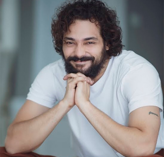 Eduardo Sterblitch dança com as bailarinas do <i>Domingão do Faustão</i> e agita a <i>web</i>; confira!