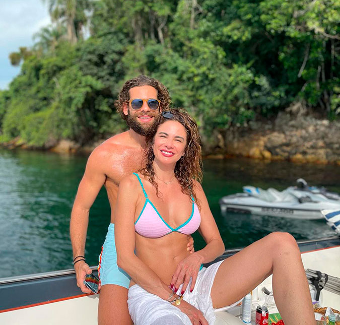 Luciana Gimenez posa com o namorado e comentário de Mayra Cardi em foto causa polêmica