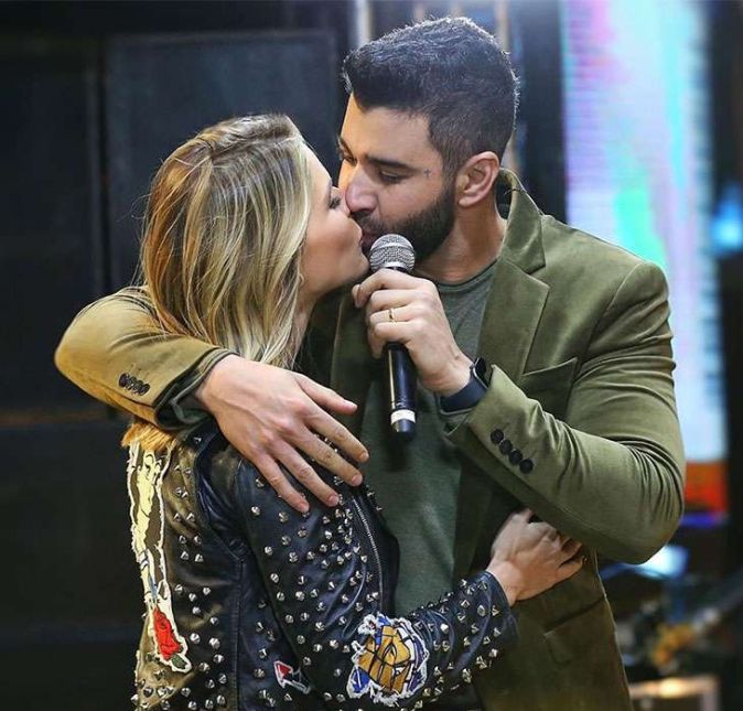 Com a pandemia, o cantor teve parar de fazer shows para evitar aglomerações, mas isso não o impediu de se apresentar! O sertanejo caprichou em suas lives e a esposa esteve presente em cada uma delas, enquanto estavam juntos. Ela até mesmo fazia participações especiais e cantava e dançava ao lado do amado.