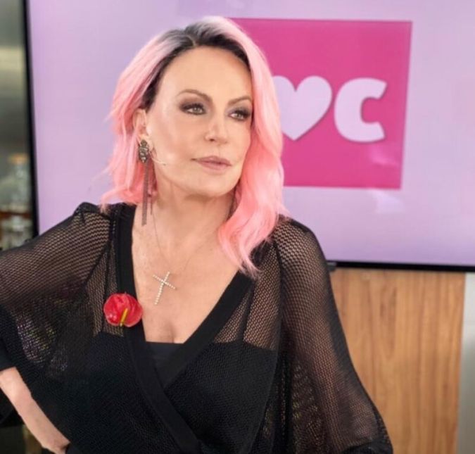 Em janeiro de 2021, Ana surpreendeu ao aparecer no  Mais Você com os cabelos tingidos de rosa. A apresentadora nunca teve medo de mudar os fios e já fez diversas alterações de cor e comprimento em outras ocasiões, mas convenhamos que o loiro curtinho já era sua marca registrada. Durante o programa matinal, Ana explicou que os fios rosas eram para celebrar o aniversário de São Paulo, no dia 25 de janeiro. Ela relembrou que a cor era boa para atrair boas energias. E em 2022 ela fez o mesmo nos primeiros programas do ano, quando chegou até a usar perucas coloridas!