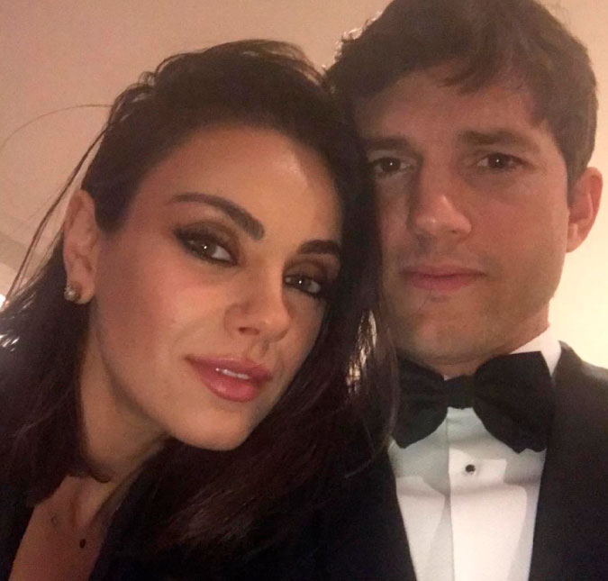 Ashton Kutcher flagra Mila Kunis assistindo <i>Bridgerton</i> e acha que é pornô