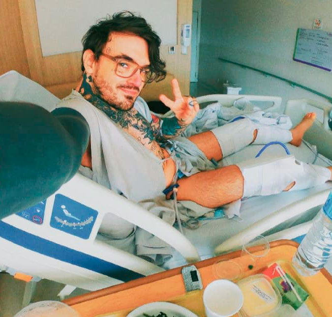 PC Siqueira reaprende a andar após cirurgia no quadril