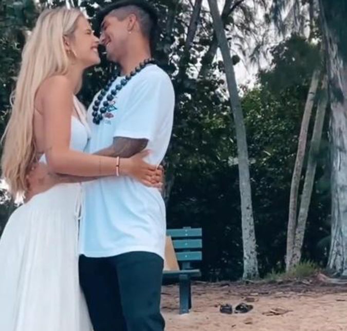 Yasmin Brunet e Gabriel Medina pegaram todos de surpresa em janeiro de 2021 após o casamento dos dois ser confirmado por Luiza Brunet, mãe da modelo. Em fevereiro, eles encantaram a web após mostrarem imagens do casamento, que aconteceu no Havaí. Yasmin compartilhou um vídeo em que um trecho da cerimônia aparece após uma sequência de lembranças do casal. Obrigada por ser tudo e muito mais. Você foi feito para mim. Te amo, meu lindo, escreveu na legenda da publicação feita no Instagram. Mas não foi só isso. Gabriel fez o mesmo em suas redes, escrevendo para a amada: Uma pequena homenagem para o amor da minha vida @yasminbrunet1. Com imagens simples, mas que significa muito, te amo. Com resposta, Yasmin disse: Te amo muito meu lindo. Tempos depois, no entanto, eles acabaram se separando.