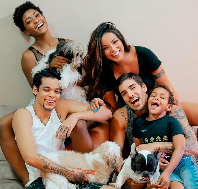 Carol Nakamura publica momento em família com o marido, os dois filhos e a nora, Erika Januza