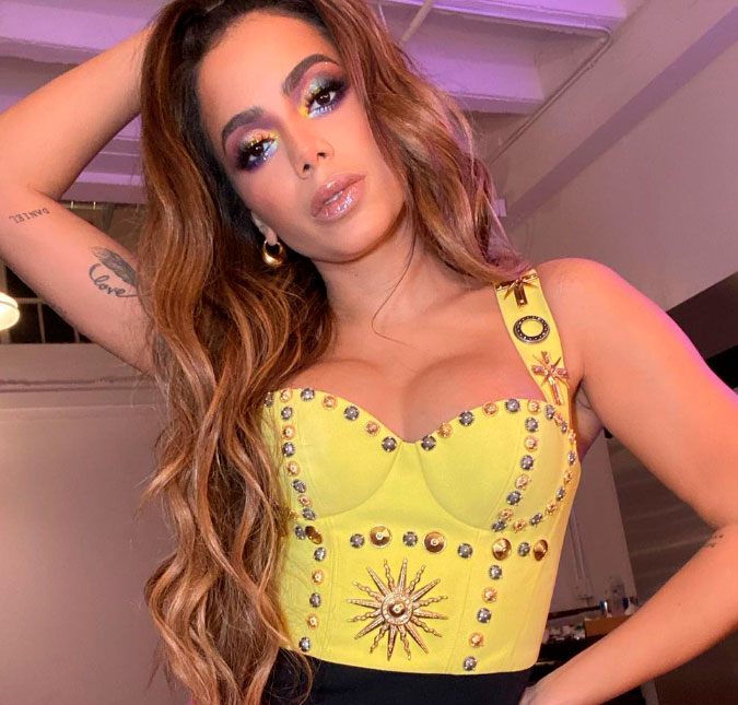 Após Anitta ser internada com intoxicação alimentar, irmão da cantora mostra exame para confirmar que ela não está com Covid-19