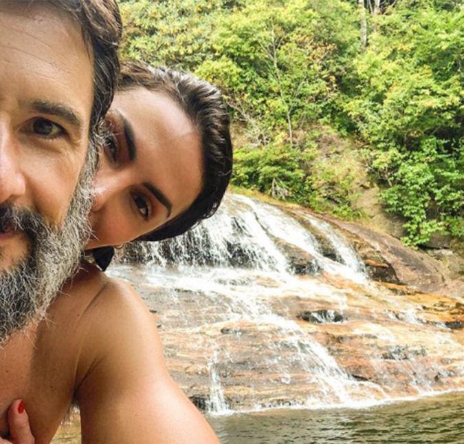 E parece que o casal gosta mesmo de uma cachoeira para fazer uma boa foto. Nesta imagem, o ator escreveu na legenda, ele limitou-se a colocar um coraçãozinho verde. Mas não tem como não amar este casal, né? E parece que o casal gosta mesmo de uma cachoeira para fazer uma boa foto. Nesta imagem, o ator escreveu na legenda, ele limitou-se a colocar um coraçãozinho verde. Mas não tem como não amar este casal, né?
