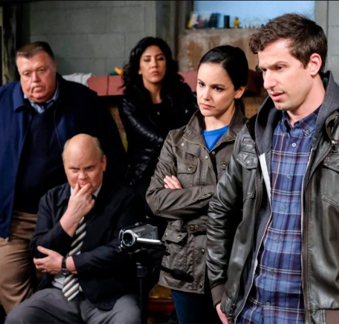 Nem sempre uma série de investigação precisa ser séria. Brooklyn Nine-Nine, por exemplo, mostra a rotina da fictícia 99°, delegacia de Nova York. Jake Peralta é um detetive brilhante e ao mesmo tempo imaturo, que nunca precisou se preocupar em respeitar as regras. Enquanto apuram casos bizarros, os personagens arrancam risadas do público.