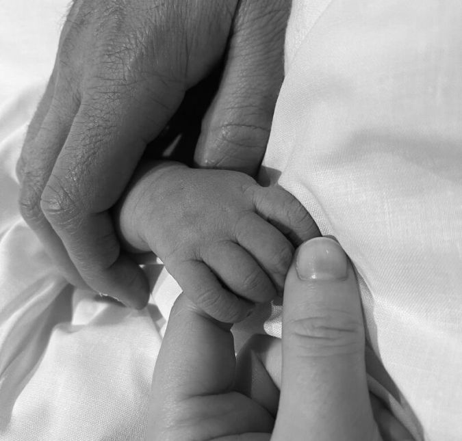 Após dar à luz ao seu primeiro filho, Princesa Eugenie, neta da Rainha Elizabeth II, derreteu a web ao mostrar uma foto da mão do pequeno príncipe, fruto de seu relacionamento com o empresário Jack Brooksbank. O nono bisneto da rainha ainda não teve seu nome revelado, mas segundo a conta oficial da família real no Instagram, o bebê é saudável e pesa 3,6 quilos.