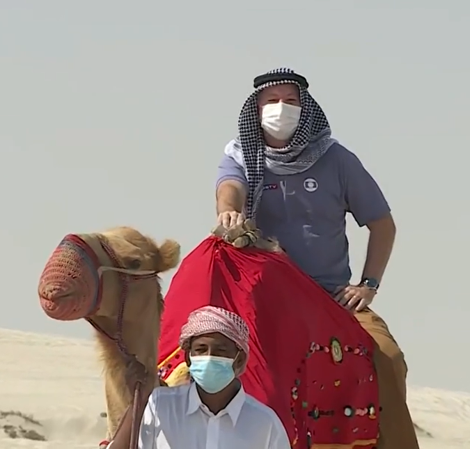 Repórter da <i>Globo</i> rasga a calça após subir em camelo no Qatar; saiba mais!