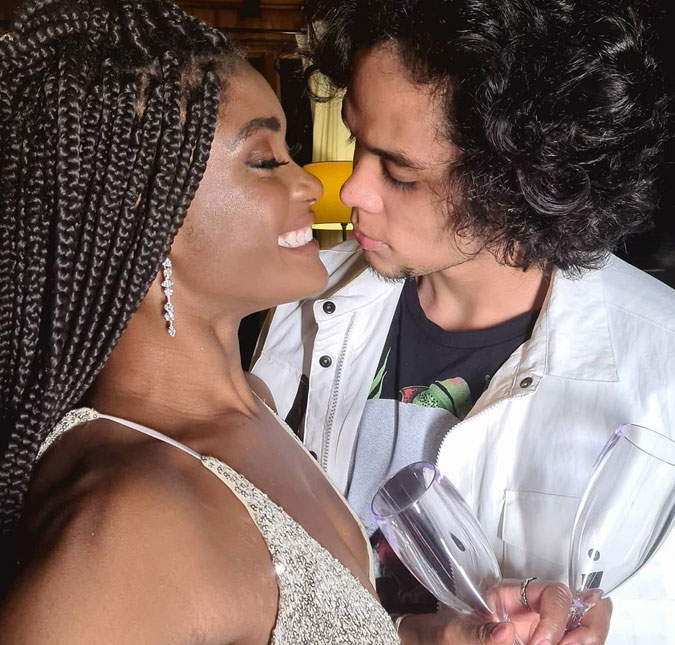 Erika Januza e Juan Nakamura mostram sintonia ao dançarem funk juntos, assista!