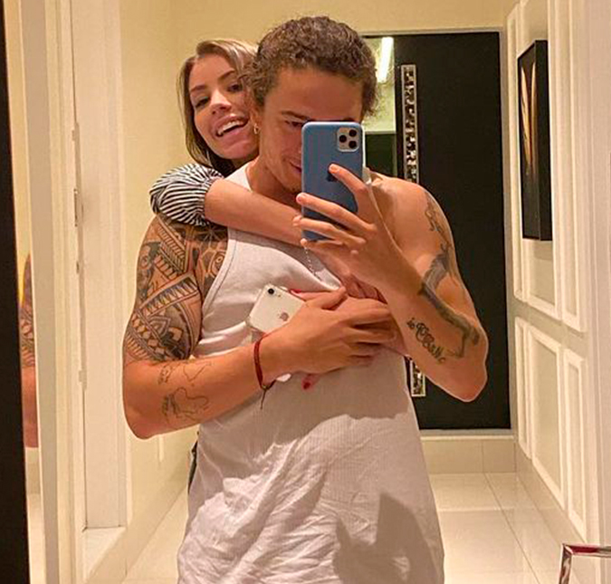 Whindersson Nunes recebe presente da namorada e revela: <i>Minha primeira carta de amor</i>