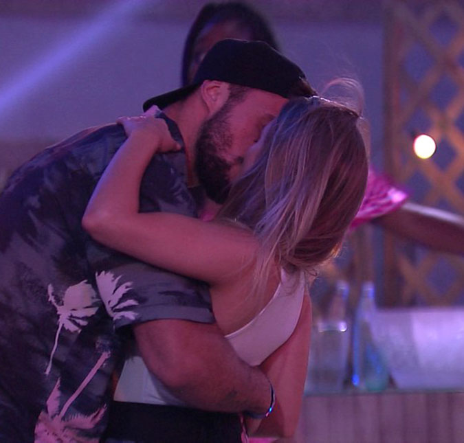 Carla Diaz e Arthur trocam beijos em festa do <i>BBB21</I> e Karol Conká dispara contra Viih Tube: <i>Você já é de maior, então já posso te dar uma voadora</i>