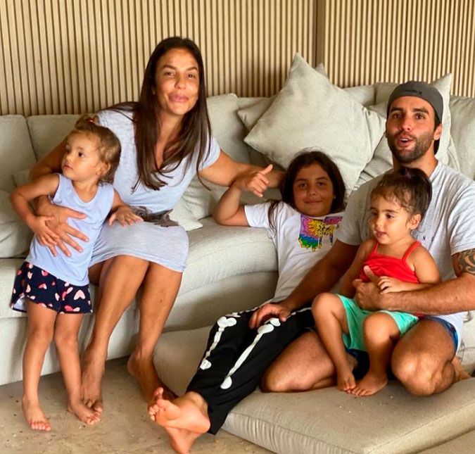 Ivete Sangalo deu à luz Marina e Helena em pleno Carnaval de 2018. Desde então, a mamãe tem compartilhado, principalmente por meio do Stories, como é a sua rotina com as pequenas, que nasceram de sua relação com Daniel Cady. A cantora já falou sobre o fato de mal ter tempo de tomar banho e de só andar nua, já que cada uma se alimenta em uma hora diferente! Além disso, ela não deixou de trabalhar e até interrompe ensaios para cuidar das filhas. Muito mãezona!