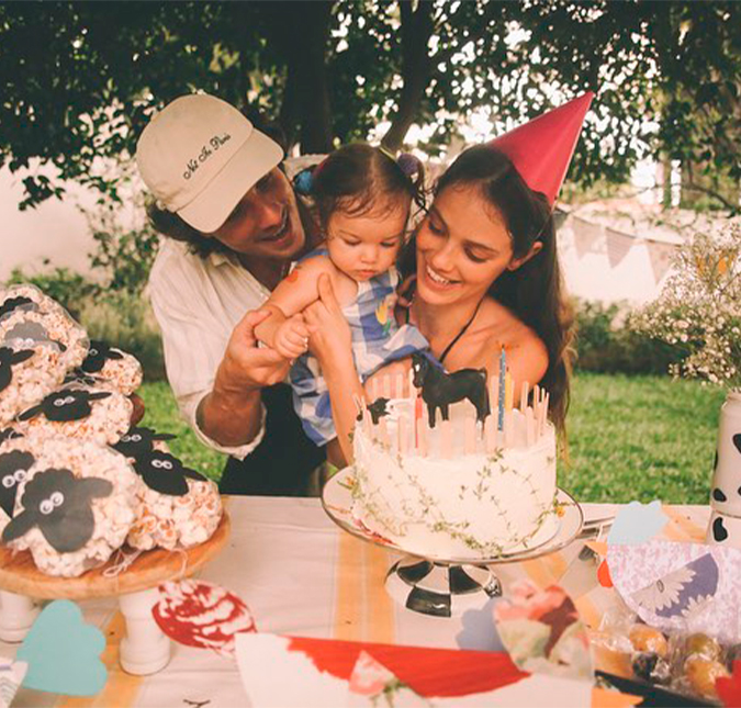 Laura Neiva compartilha fotos da festa de um ano da filha Maria e revela que começou um novo negócio