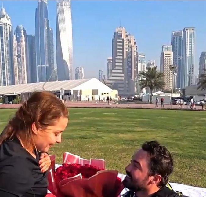 Depois de um relacionamento cheio de idas e vindas, o pedido de casamento de Fernando Zor à Maiara não podia deixar de ser surpreendente, né? Em janeiro de 2021, sem desconfiar de nada, Maiara recebeu o pedido minutos antes de um salto de paraquedas, em Dubai, onde o casal passa alguns dias de férias. Eles mostraram tudo nas redes sociais para poder compartilhar a novidade com os fãs. E Fernando disse: Eu queria que esse momento fosse diferente e especial, do jeito que o nosso amor merecia. E foi assim, no meio de um salto de paraquedas que eu decidi fazer o pedido. Eu estou muito, muito feliz que ela disse sim. Os dois estão juntos há pouco mais de dois anos e o registro do momento foi compartilhado nas redes sociais de ambos os cantores. E como as idas e vindas não param, os dois acabaram rompendo o romance meses depois. Depois de um relacionamento cheio de idas e vindas, o pedido de casamento de Fernando Zor à Maiara não podia deixar de ser surpreendente, né? Em janeiro de 2021, sem desconfiar de nada, Maiara recebeu o pedido minutos antes de um salto de paraquedas, em Dubai, onde o casal passa alguns dias de férias. Eles mostraram tudo nas redes sociais para poder compartilhar a novidade com os fãs. E Fernando disse: Eu queria que esse momento fosse diferente e especial, do jeito que o nosso amor merecia. E foi assim, no meio de um salto de paraquedas que eu decidi fazer o pedido. Eu estou muito, muito feliz que ela disse sim. Os dois estão juntos há pouco mais de dois anos e o registro do momento foi compartilhado nas redes sociais de ambos os cantores. E como as idas e vindas não param, os dois acabaram rompendo o romance meses depois.