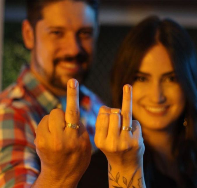 Em janeiro de 2021, Mari Palma e Phelipe Siani também revelaram que estavam noivos. O pedido foi realmente inovador, já que o jornalista resolveu se inspirar em Friends, série preferida de Mari, para fazer o pedido. Ele reproduziu a cena em que Mônica, interpretada por Courteney Cox, pede Chandler, personagem de Matthew Perry, em casamento. E não é à toa, o momento é um dos mais bonitos e especiais do sitcom. E até a aliança dos dois leva alguns detalhes inspirados na produção. Isso que é ser fã, né? Em janeiro de 2021, Mari Palma e Phelipe Siani também revelaram que estavam noivos. O pedido foi realmente inovador, já que o jornalista resolveu se inspirar em Friends, série preferida de Mari, para fazer o pedido. Ele reproduziu a cena em que Mônica, interpretada por Courteney Cox, pede Chandler, personagem de Matthew Perry, em casamento. E não é à toa, o momento é um dos mais bonitos e especiais do sitcom. E até a aliança dos dois leva alguns detalhes inspirados na produção. Isso que é ser fã, né?